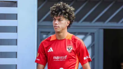 إمام عاشور نجم الأهلي المصري في تدريبات فريقه