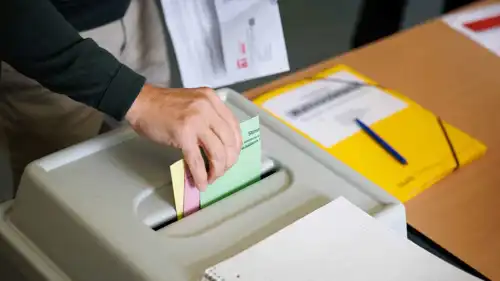 ناخب يدلي بصوته في الانتخابات البلدية ي نورد راين-وستفاليا 