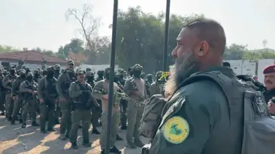 القيادي "أبو عزرائيل" أمام عناصر مسلحة