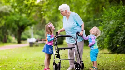 أطفال يساعدون كبيرة في السن 