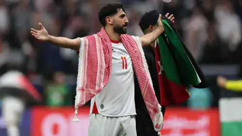 يزن النعيمات يحتفل مع جماهير الأردن