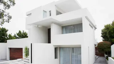 منزل طُلي باللون الأبيض