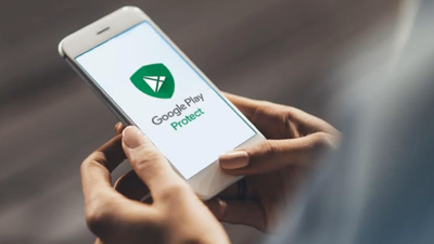 شخص بيده هاتف أندرويد