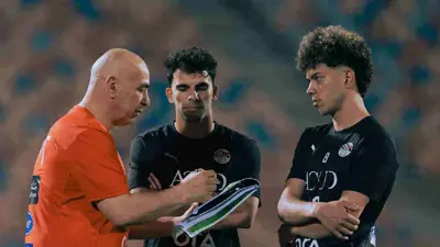 حسام حسن مدرب منتخب مصر مع إمام عاشور