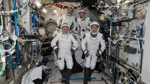 عودة أربعة رواد فضاء إلى الأرض