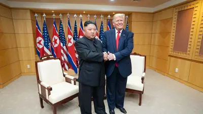 ترامب وكيم جونغ أون خلال لقاء سابق