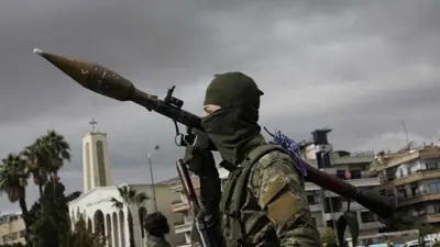 مسلح خلال عرض عسكري في دمشق