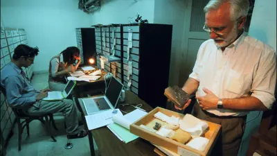 فحص لوح أثري من أوغاريت السورية (أرشيفية)