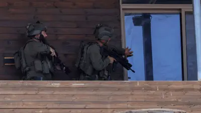 جنود إسرائيليون يقتحمون منزلا في جنين