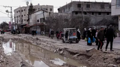 سكان من جنين يغادرونها بعد العمليات العسكرية