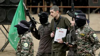 أحد الرهائن الإسرائيليين ضمن الدفعة الخامسة