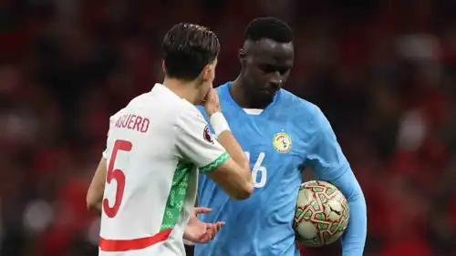 إدواردو ميندي مع نايف أكرد خلال مباراة المغرب والسنغال