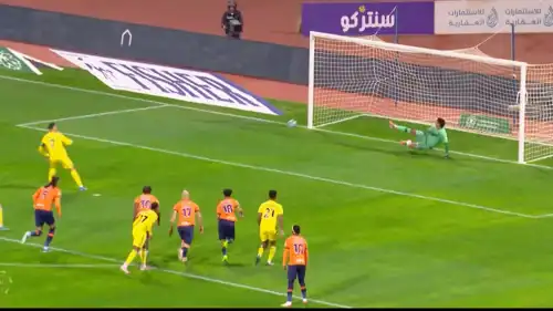 رونالدو يسدد خارج المرمى