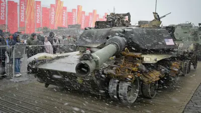 معرض في موسكو يظهر معدات استولت عليها روسيا في أوكرانيا
