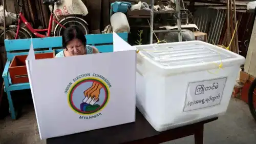 ناخبة تدلي بصوتها المبكر في منزلها قبل المرحلة الثالثة من الانتخابات العامة في يانغون 