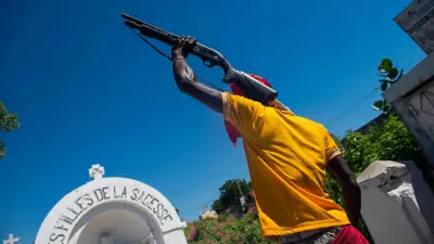 أحد أفراد العصابات المنتشرة في هايتي