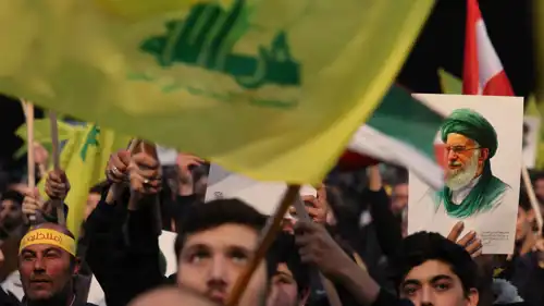 أنصار حزب الله يرفعون صورة خامنئي