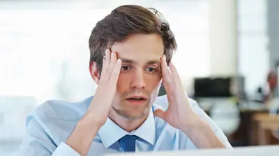 رجل متوتر من ضغوط العمل 