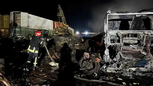 رجل إطفاء أوكرانيًا يعمل على إخماد حريق في موقع هجوم روسي