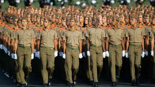 جنود كوبيون يسيرون خلال عرض عسكري في هافانا