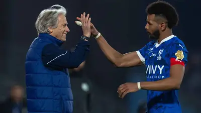 مدرب الهلال يتلقى التحية من علي البليهي