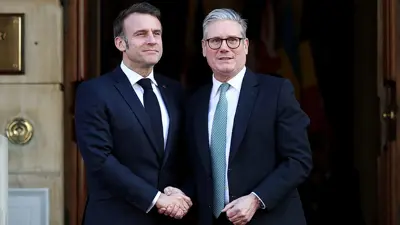 كير ستارمر وإيمانويل ماكرون