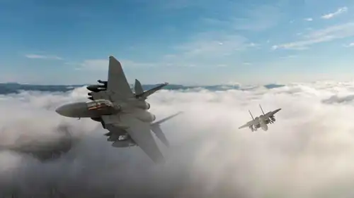 طائرات مقاتلة تحلق فوق السحب