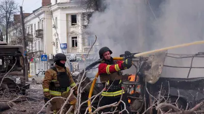 قوات الطوارئ تكافح حريقًا في موقع الهجوم الروسي على سومي