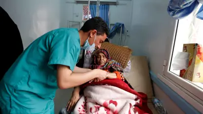 سيدة مصابة بالكوليرا في اليمن