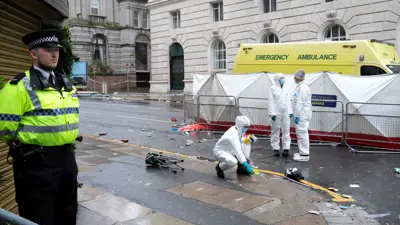 عناصر أمنية ومحققون في موقع الحادث