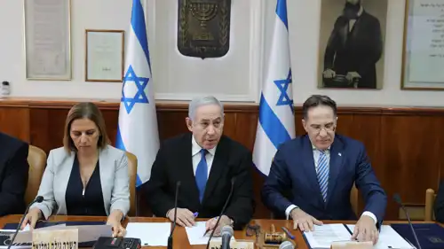 عضو مجلس الوزراء الأمني ​​المصغر جيلا غامليل برفقة نتنياهو