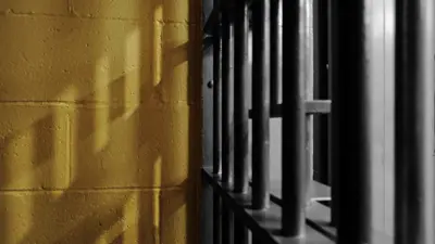 قضبان السجن