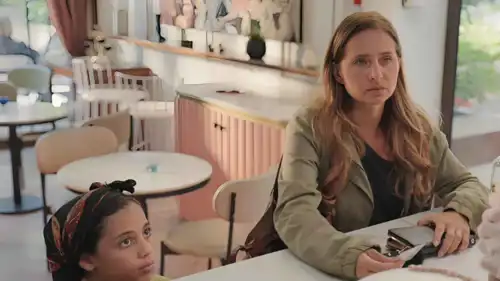 نيللي كريم والطفلة ضحى في مشهد من فيلم عيد ميلاد سعيد