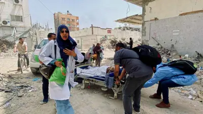 فلسطينيون يخلون مستشفى كمال عدوان