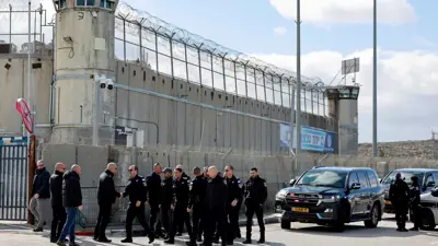 استنفار أمني عند مدخل معتقل عوفر