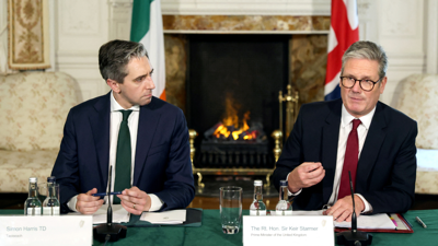 كير ستارمر وسايمون هاريس