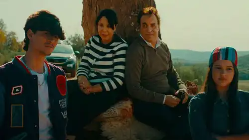 مشهد من مسلسل "خارج التغطية" 