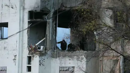 آثار غارة إسرائيلية على بناية في صيدا جنوبي لبنان