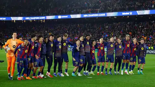 احتفال لاعبو برشلونة بالفوز على نيوكاسل