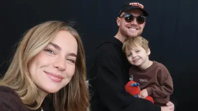 إميلي كايزر برفقة زوجها وطفلها الراحل