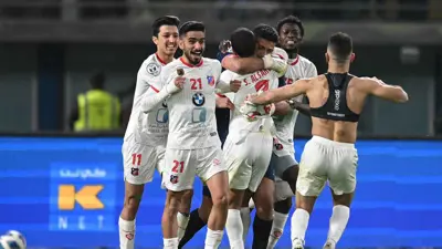 لاعبو الكويت يحتفلون بالتتويج بلقب السوبر الكويتي