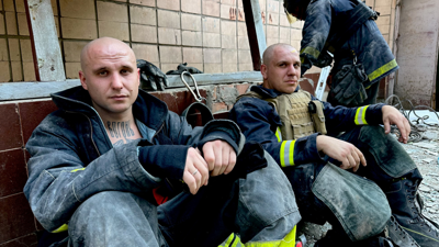 مسعفون أوكران خلال المعارك الدائرة في مدينتي توريستك وبوكروفسك