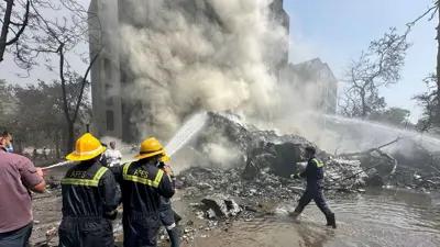 فرق الإطفاء في موقع الطائرة المنكوبة