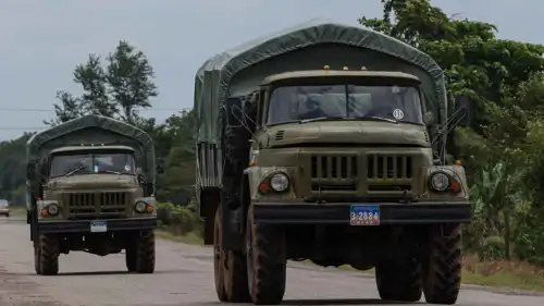 مركبات عسكرية على الحدود التايلاندية-الكمبودية.