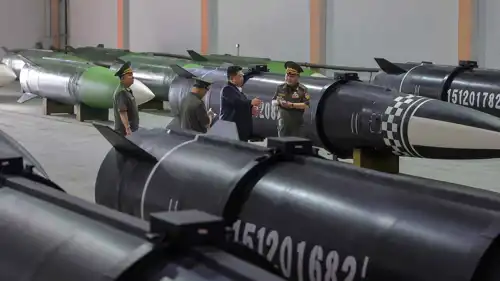 كيم جونغ أون خلال زيارة لمنشأة تصنيع صاروخية