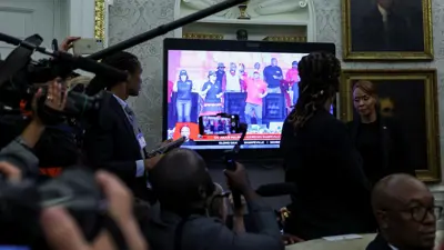 لحظة إطفاء الأضواء خلال لقاء ترامب ورامافوزا