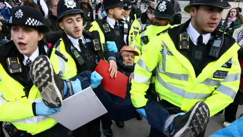 الشرطة البريطانية تعتقل أحد المتظاهرين في ميدان الطرف الأغر 