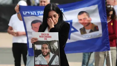 والدة الأسير متان تسنجاوكر خلال مظاهرة