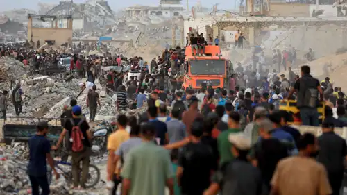 مشهد من التدافع على المساعدات في غزة