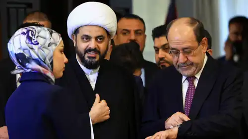 نوري المالكي وقيس الخزعلي رئيس جماعة عصائب أهل الحق يقفان في مركز اقتراع داخل فندق الرشيد